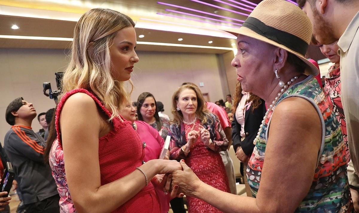 Reconocen a neolonesas en Día Mundial de la Lucha Contra el Cáncer de Mama