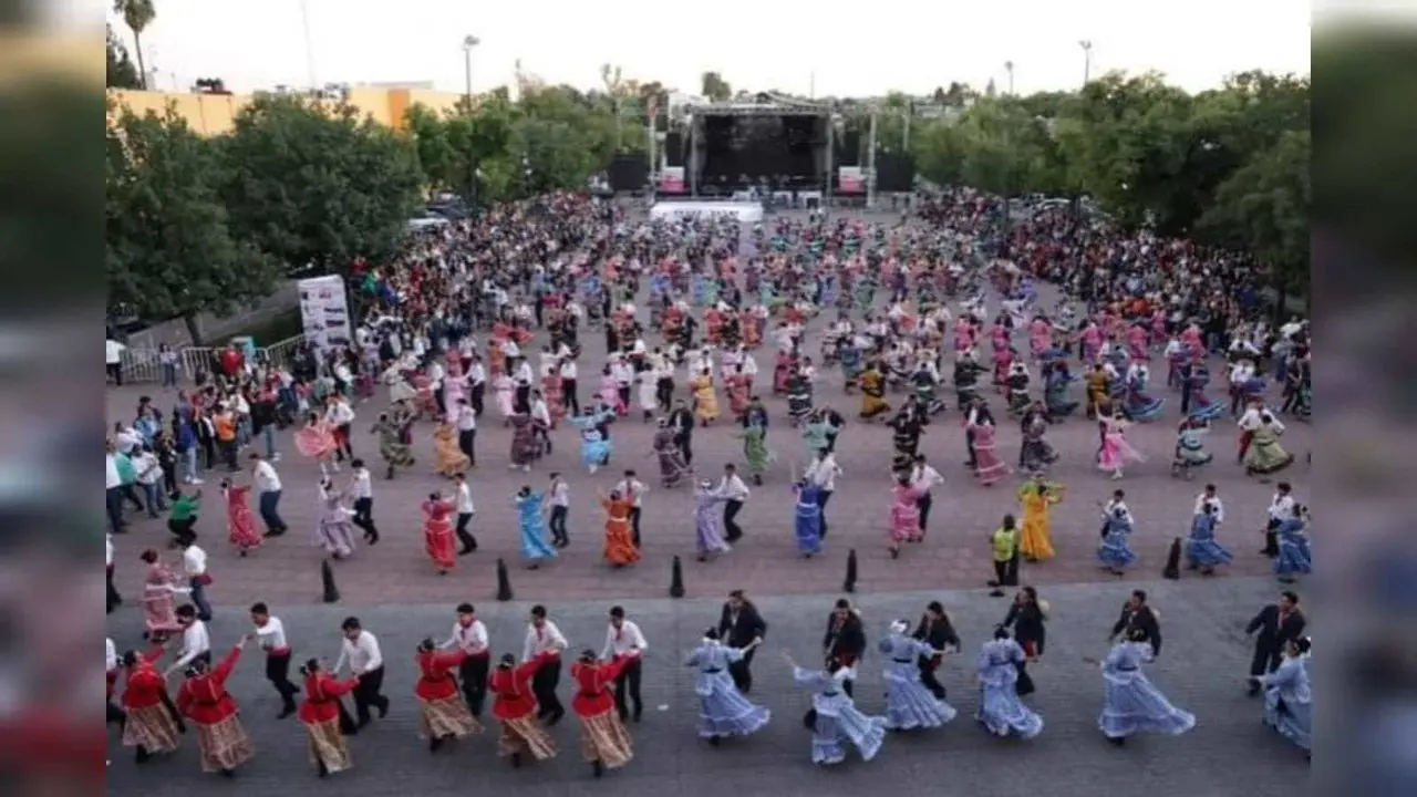 Más de 600 bailarines se dieron cita en la Plaza IV Centenario para bailar la polka El Revolcadero. Foto: Facebook Centro de Desarrollo Artístico Toltekiani.