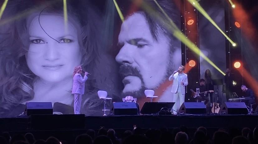 Temas como A esa y La familia formaron parte del setlist que Pimpinela ofreció durante la velada. Foto. Arturo González