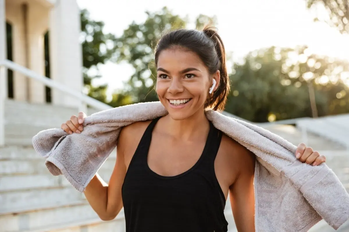 El ejercicio regular en el gimnasio puede ayudar a quemar calorías y reducir la grasa corporal, lo que es esencial para combatir la obesidad. Foto: freepik.es