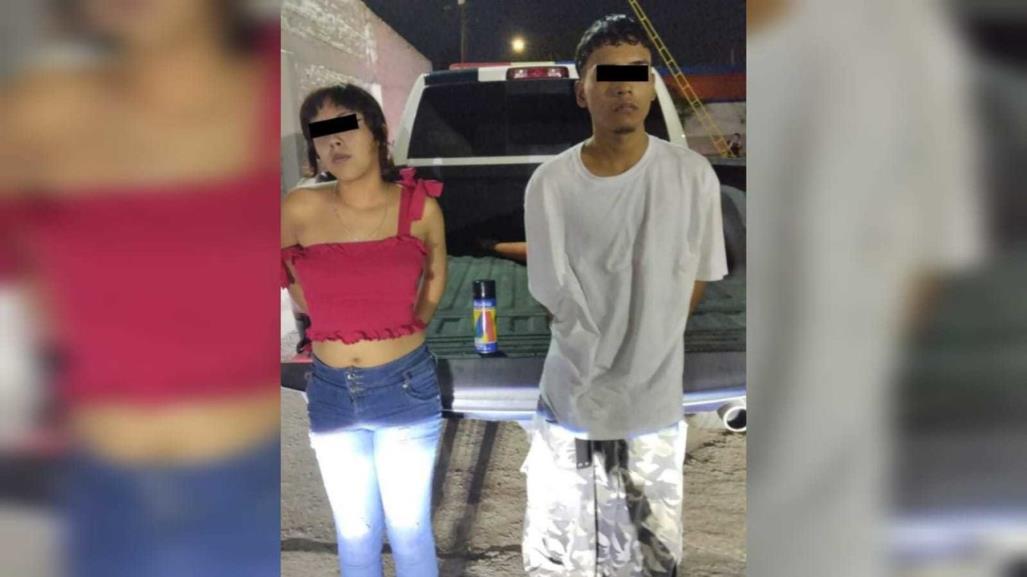 Detienen a joven pareja grafiteando y su mamá realiza trabajo comunitario