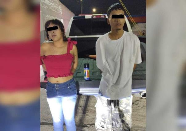 Detienen a joven pareja grafiteando y su mamá realiza trabajo comunitario