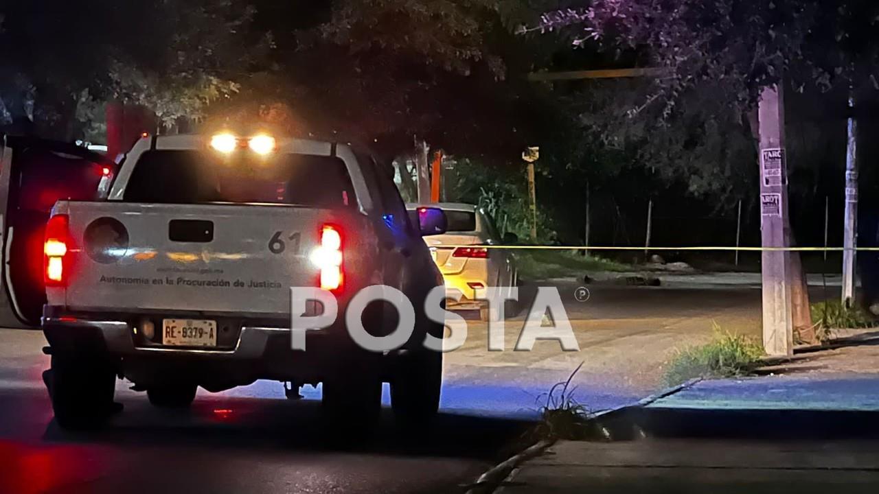 El cuerpo del joven estaba boca arriba a un lado de la carretera Miguel Alemán, cerca de un hotel se les apreciaba varios impactó de bala. Foto: Raymundo Elizalde.