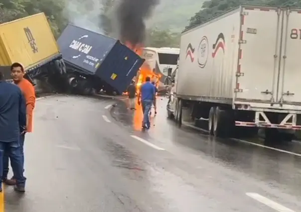 Choque de autobús de pasajeros en Colima deja 12 heridos