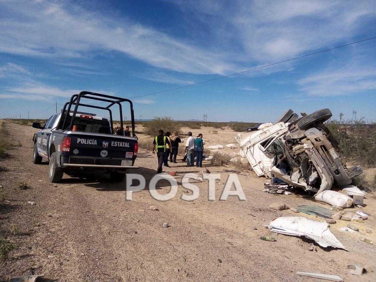 Un joven queda prensado al sufrir una volcadura en carretera. Foto: Especial.