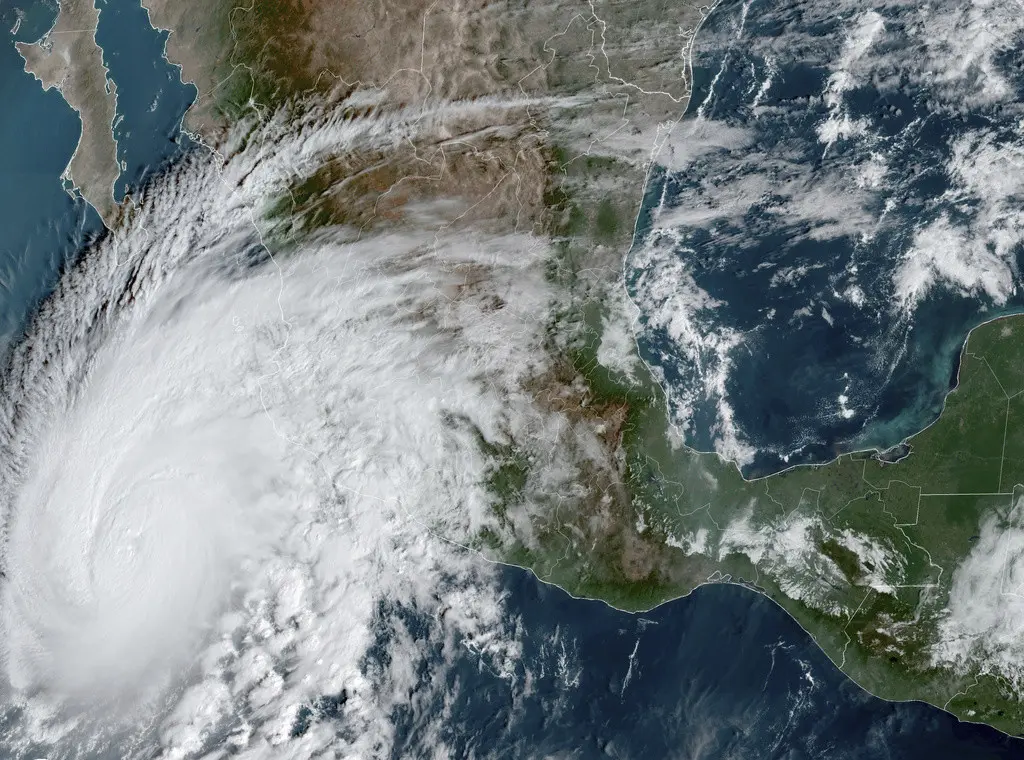 Muestra al huracán Norma acercándose al extremo sur de la península de Baja California. (NOAA vía AP)