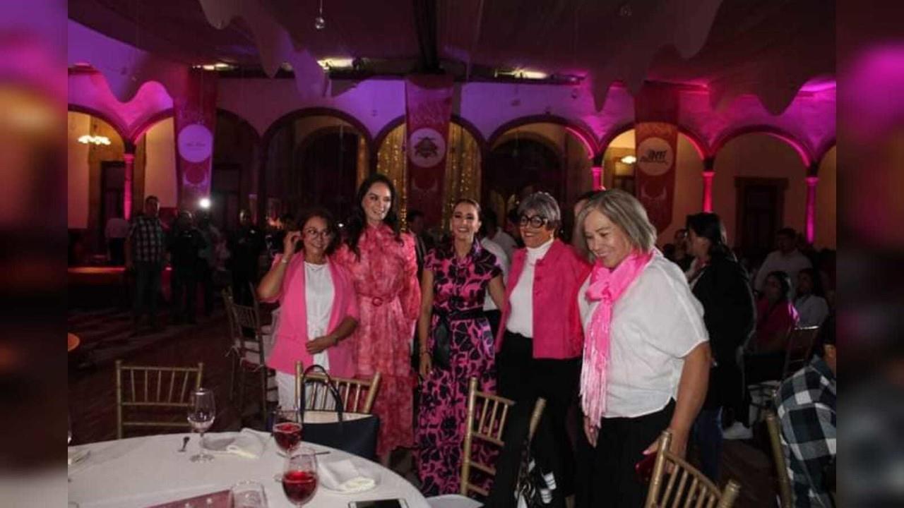 Lupita Jones y Marisol Rosso durante la pasarela Luna Rosa. Foto: Facebook Instituto Duranguense de Educación para Adultos.