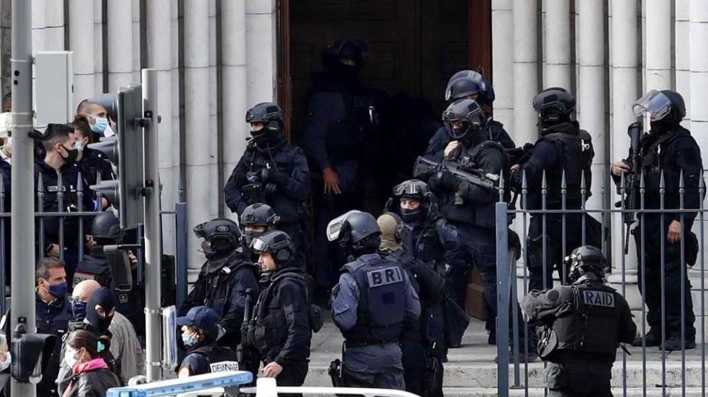 Desalojan… otra vez aeropuertos de Francia por amenaza de bomba