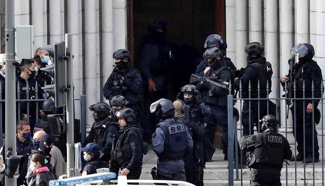 En la capital, París, los aeropuertos principales no están afectados pero si en alerta, desde hace una semana. Foto: EFE.