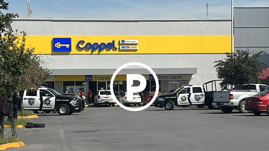 Roban camioneta a balazos en tienda comercial de Apodaca