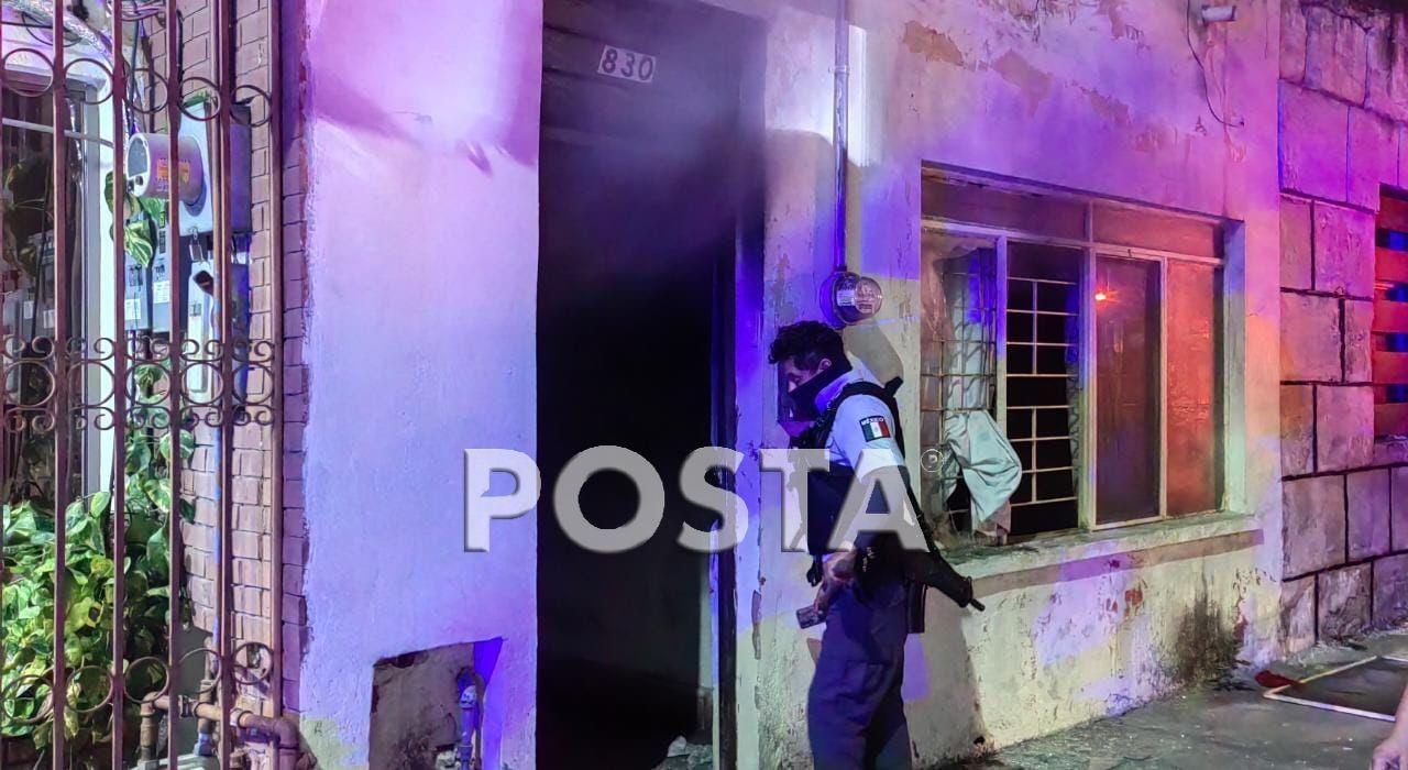 Los policías al ver el riesgo optan por abrir la puerta logrando extraer del domicilio al ciudadano quien ya presentaba síntomas de intoxicación. Foto: Raymundo Elizalde.