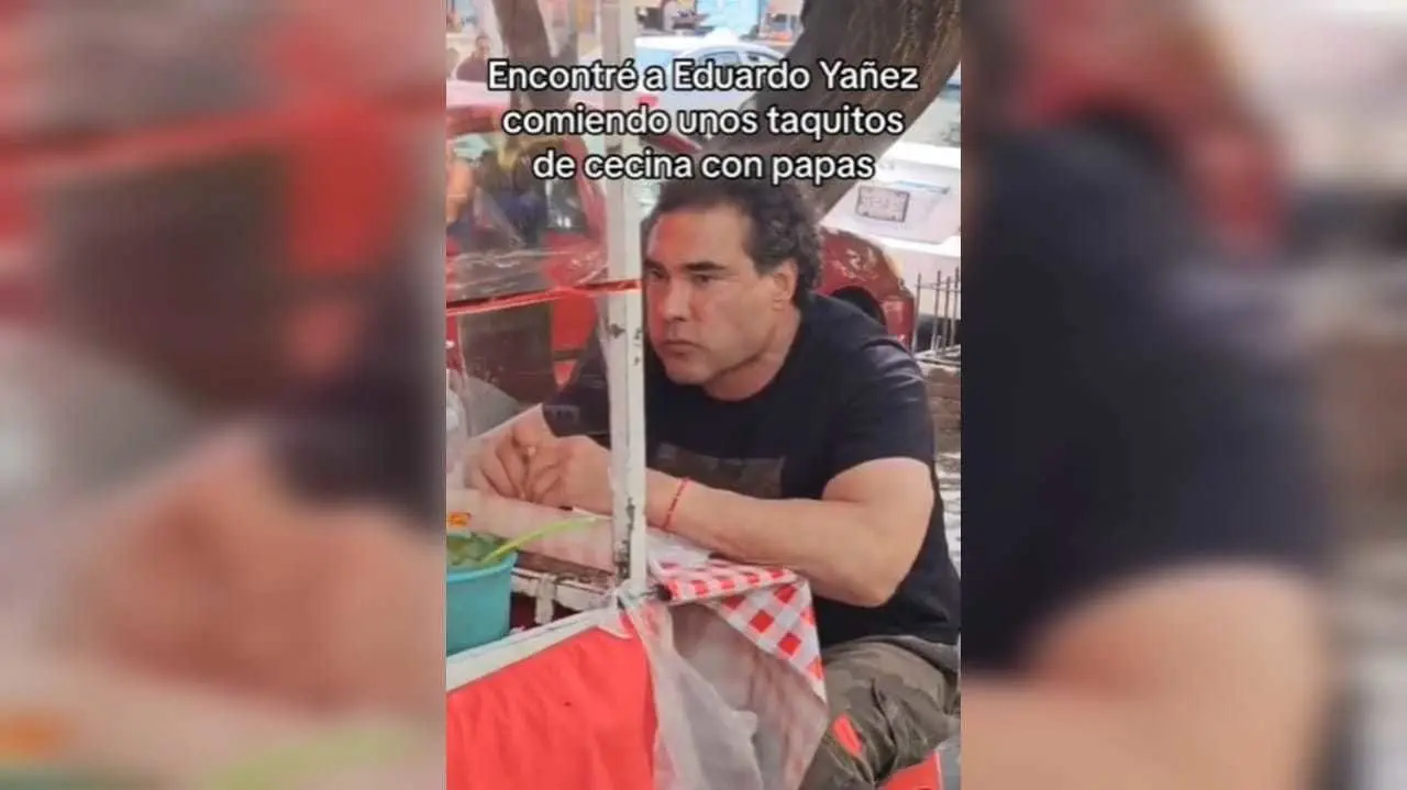 El actor Eduardo Yáñez fue captado deleitándose el paladar con unos taquitos de cecina callejeros en la CDMX. Foto: TikTok El arte del bien comer