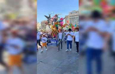 Disfrutan familias el desfile de Alebrijes Monumentales en la Ciudad de México