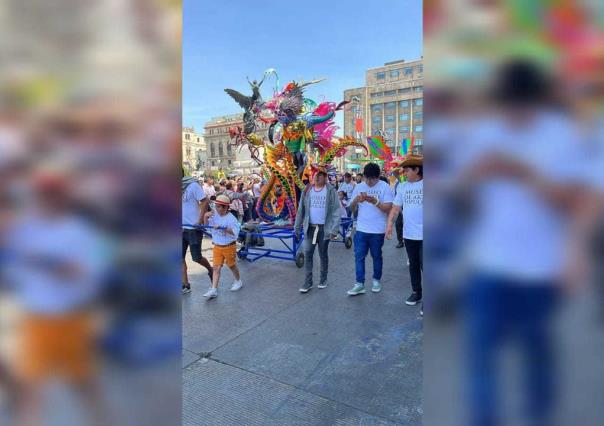 Disfrutan familias el desfile de Alebrijes Monumentales en la Ciudad de México