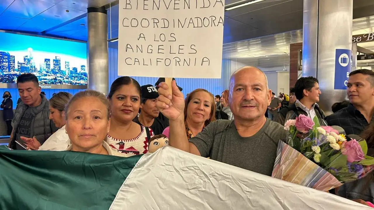 Claudia Sheinmbaum aterrizó en Los Ángeles y fue recibida con cantos y porras de simpatizantes de la 4T. Fotos: José Negrete y Pablo González