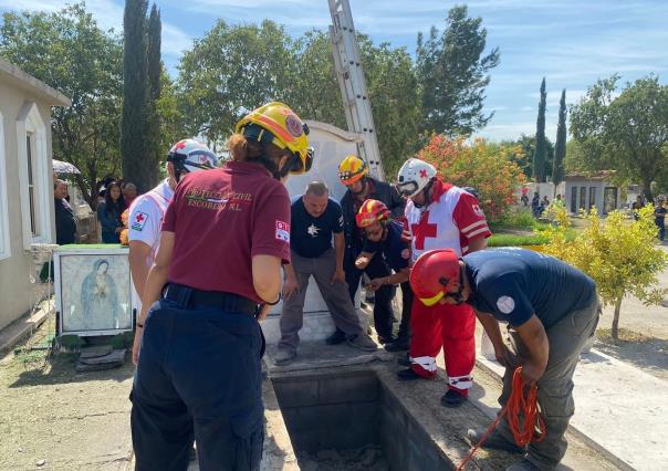 Protección Civil y Cruz Roja rescatan a mujer en panteón de Escobedo