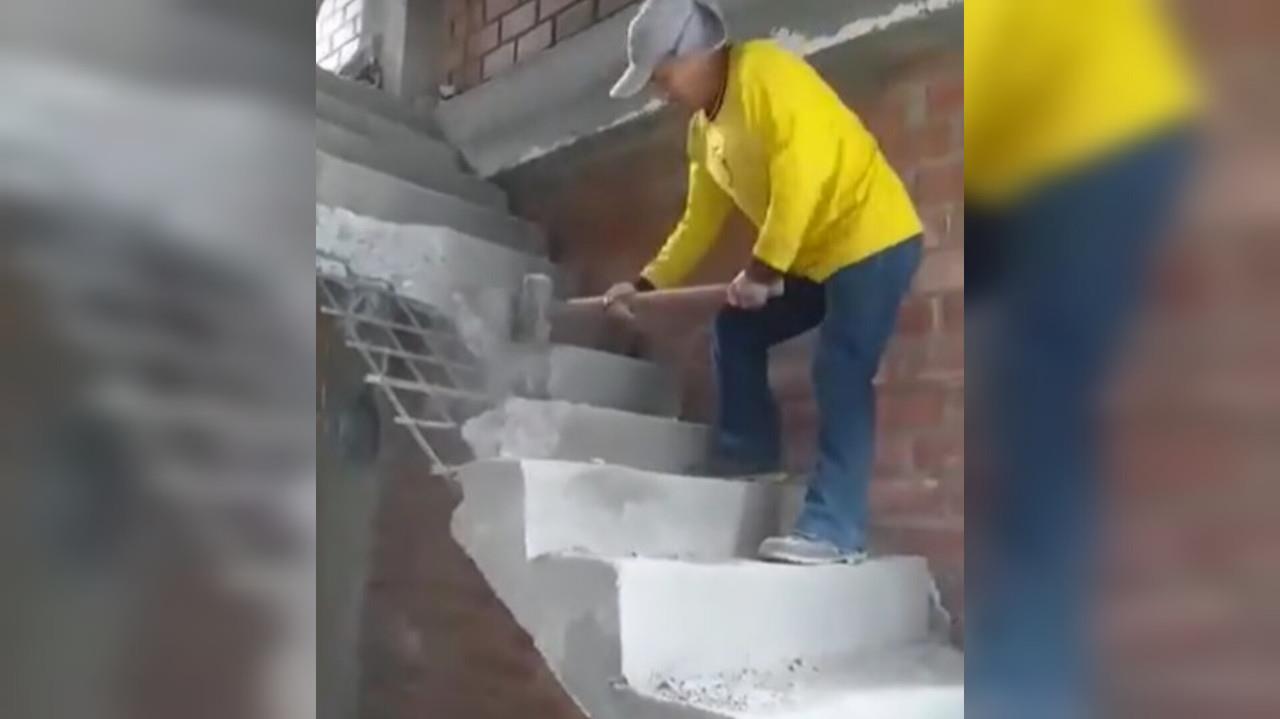 Un albañil destruye una escalera de concreto luego que no le pagaran por su trabajo. Foto: TikTok alexsolis041