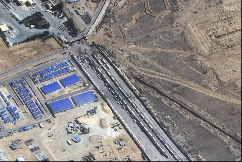 Maxar Technologies muestra camiones de ayuda esperando en el lado egipcio del paso fronterizo de Rafah el viernes 20 de octubre de 2023. (Satellite image ©2023 Maxar Technologies via AP)