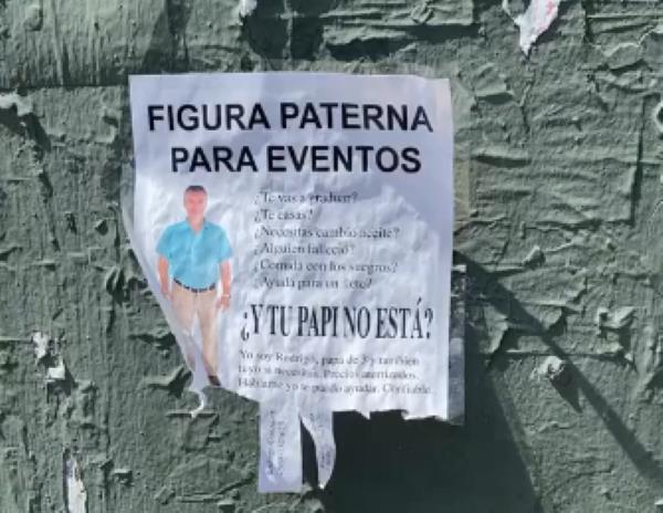 El hombre finge ser tu papá en cualquier evento. Foto. Captura