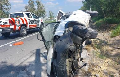 Vuelca automóvil en la carretera Nacional en Allende; hay 3 lesionados