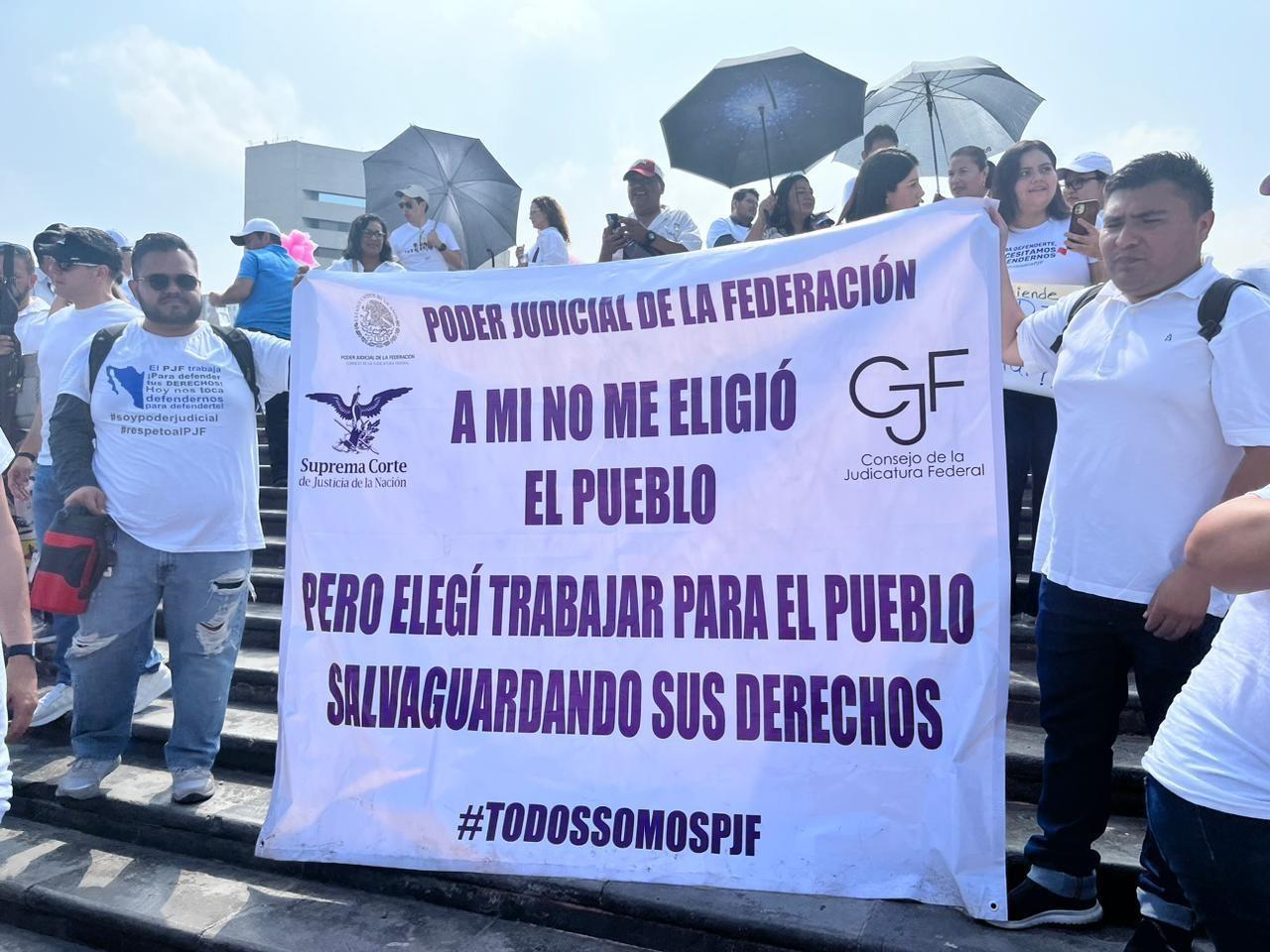 Trabajadores del Poder Judicial de la Federación y sus familiares se manifestaron en la Macroplaza. Fotos. Karla Omosigho