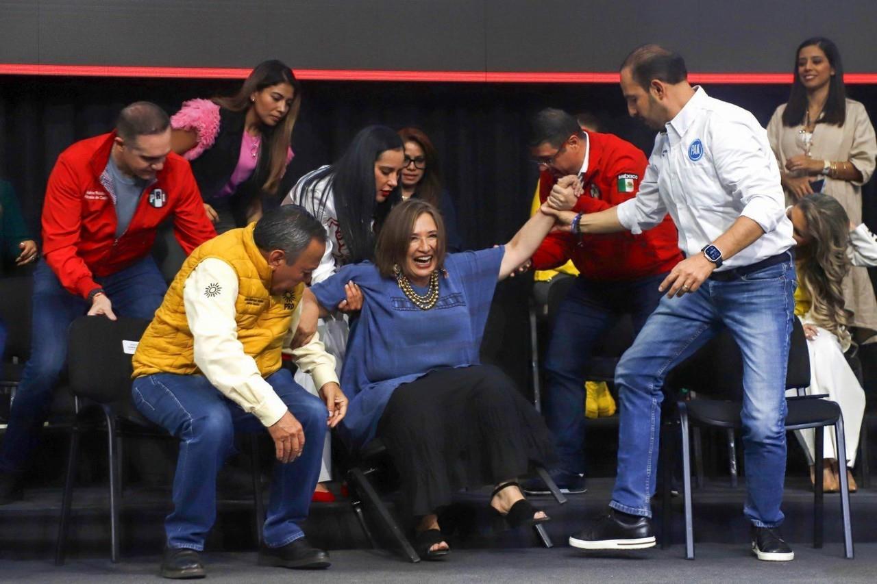 Xóchitl Gálvez fue ayudada por Marko Cortés y Jesús Zambrano, evitando que terminara en el piso. Foto: FB Xóchitl Gálvez