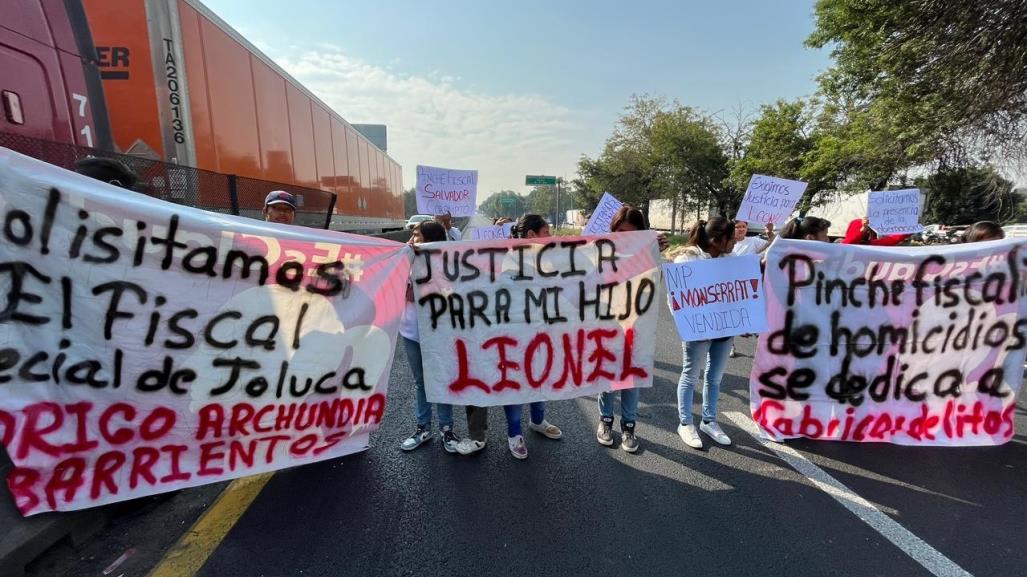 Bloquean familiares de Leonel Autopista México-Querétaro