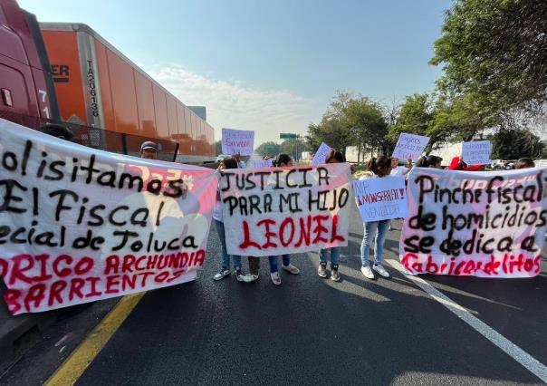 Bloquean familiares de Leonel Autopista México-Querétaro