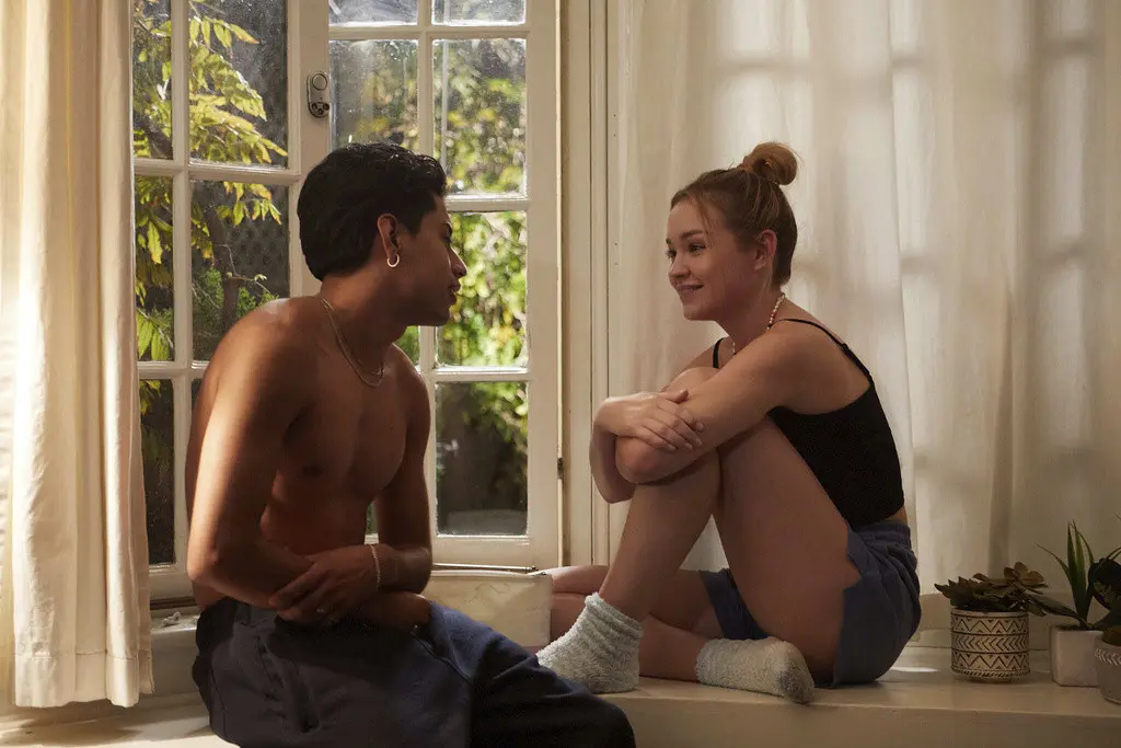 En esta imagen proporcionada por Beacon Pictures 2022 Ezekiel Pacheco, izquierda, y Sadie Stanley en una escena de At the Gates. (Beacon Pictures 2022 vía AP)