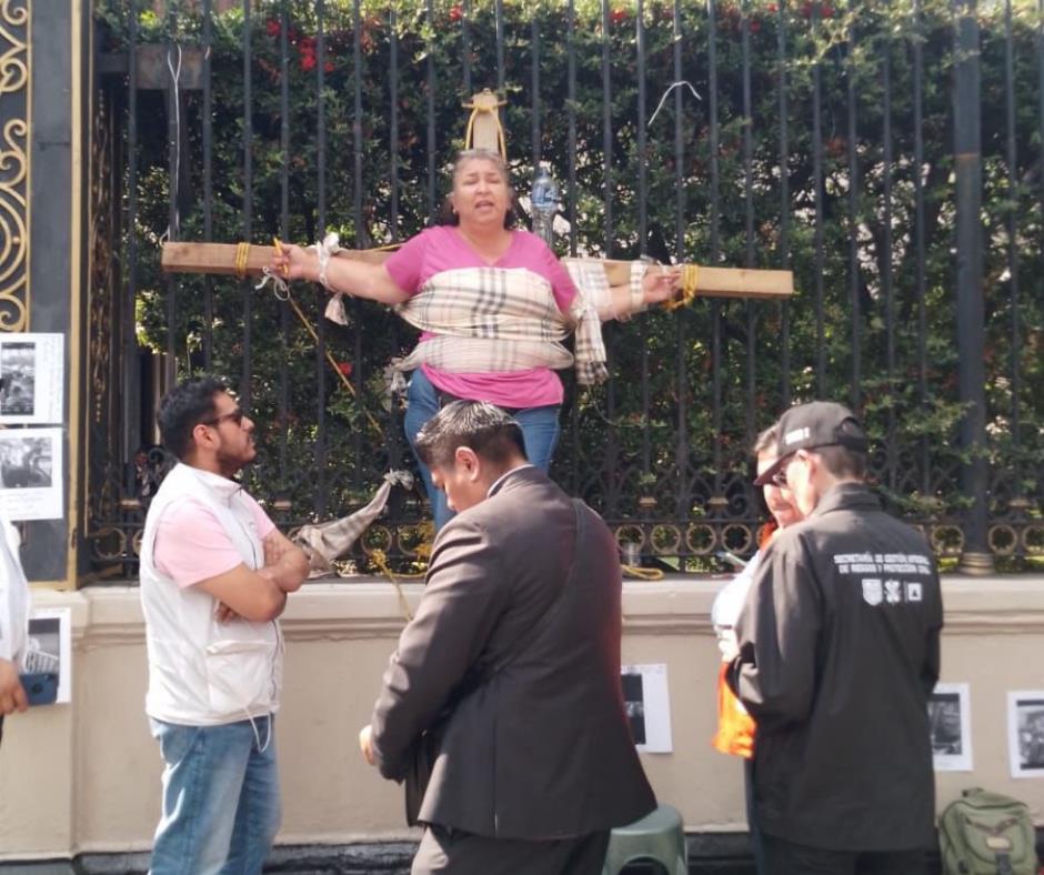 Manifestante simula crucificarse en SEGOB, acusa falta de atención. Foto: Ramón Ramírez