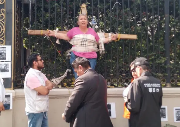 VIDEO: Manifestante simula crucificarse en SEGOB, acusa falta de atención