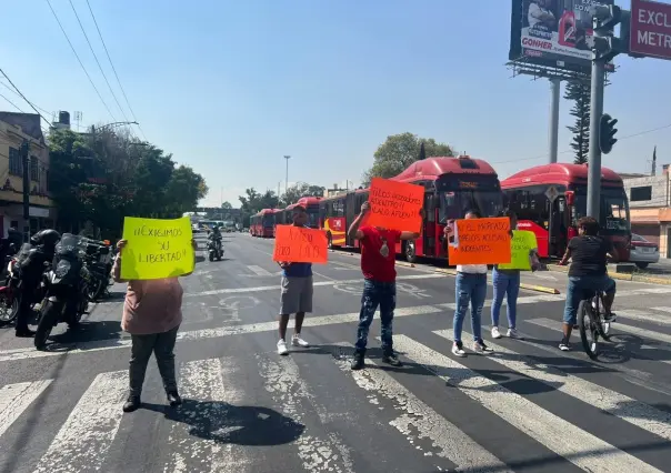 Bloquean Av. Eduardo Molina para exigir liberación de joven acusado de extorsión