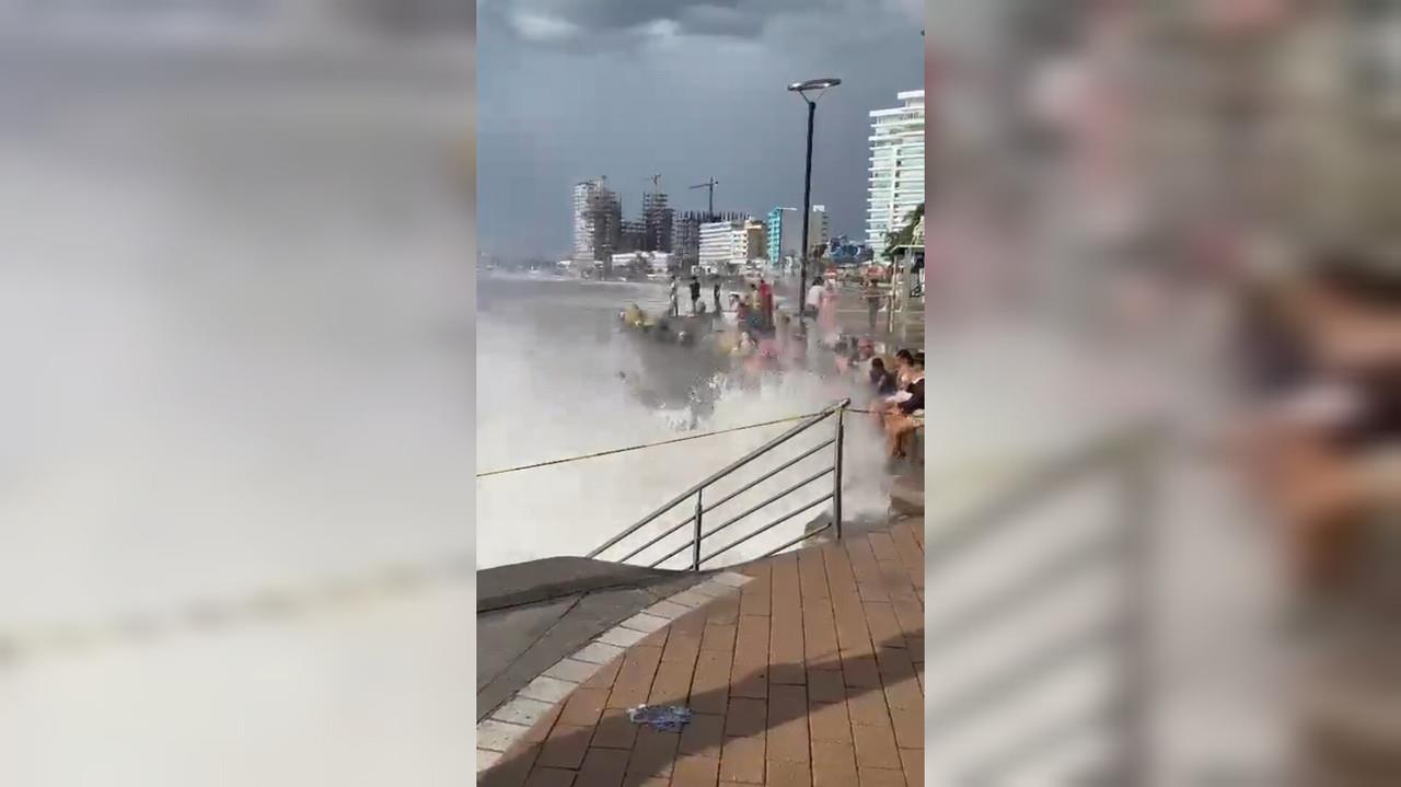 VIDEO: Fuerte oleaje derriba a mujer del malecón de Mazatlán. Foto y Video: Twitter/ @webcamsdemexico.