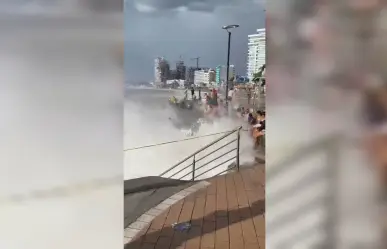 VIDEO: Fuerte oleaje derriba a mujer del malecón de Mazatlán