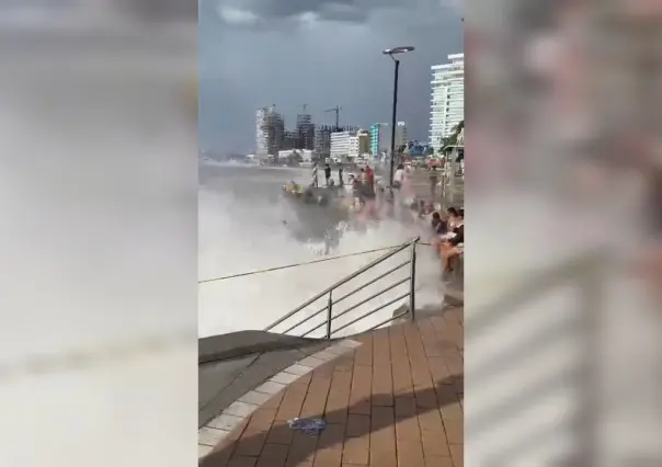 VIDEO: Fuerte oleaje derriba a mujer del malecón de Mazatlán