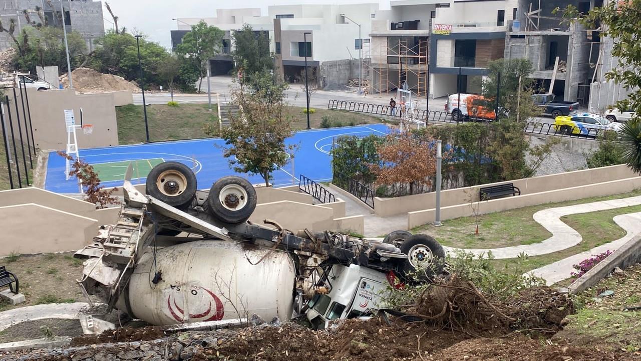 Volcadura de camión tipo revolvedora en Monterrey. Foto- PC NL