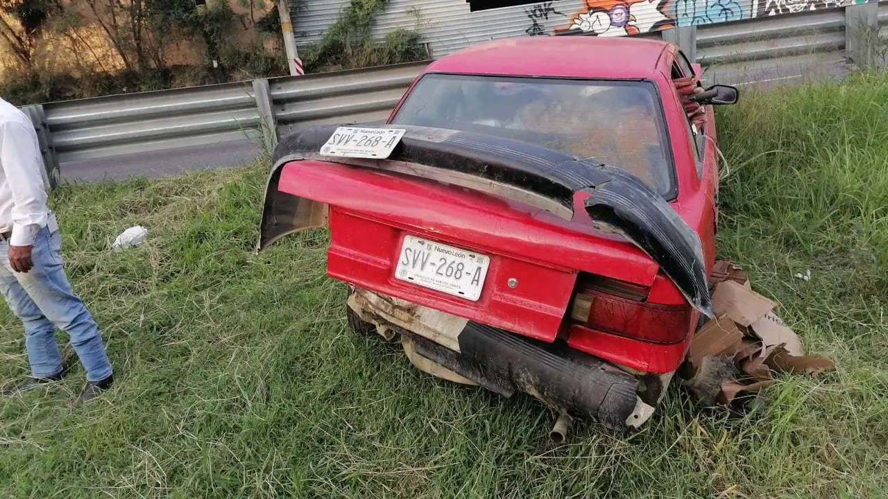 El percance vial con estrellamiento ocurrió en el sentido hacia el municipio de Monterrey, a la altura de la comunidad de El Barro. Foto: Raymundo Elizalde.