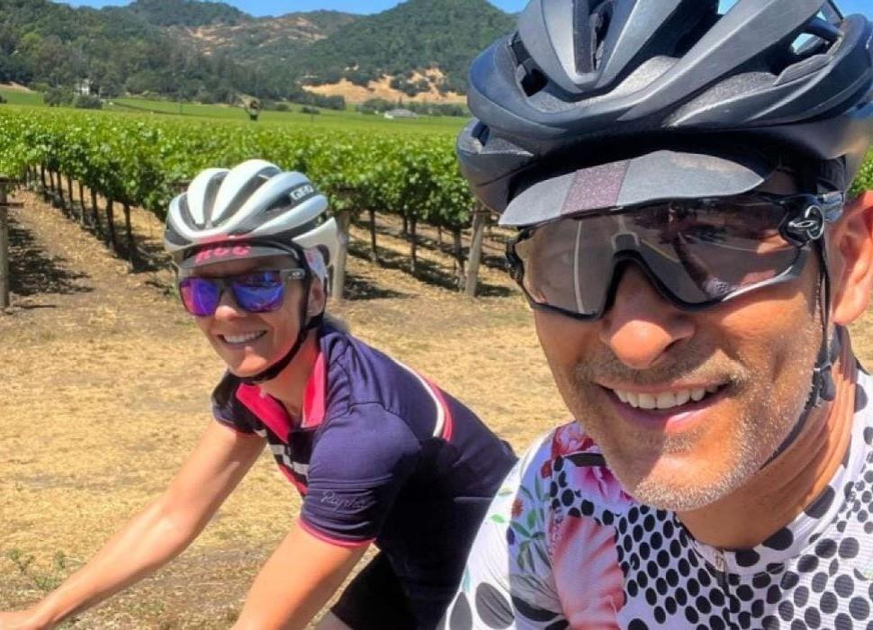 El incidente ocurrió en Napa Valley, California, donde el matrimonio oriundo de Portland pedaleaban por el camino junto a un camión de plataforma. Foto: Especial.