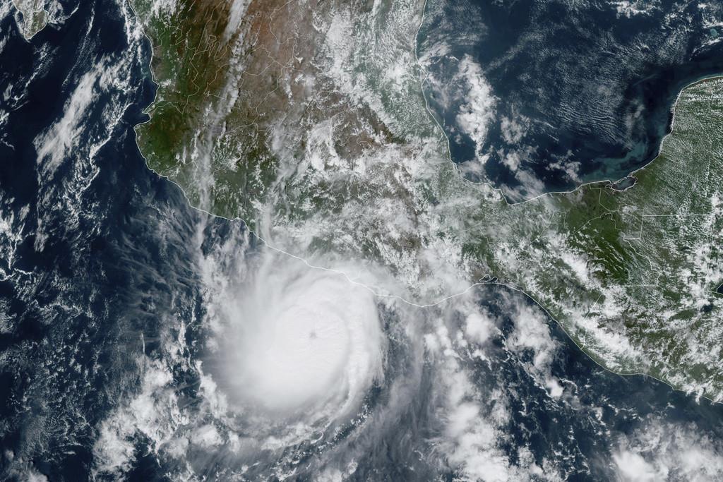 El huracán Otis acercándose a la costa del Pacífico de México cerca de Acapulco. (NOAA vía AP)