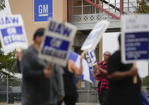 Huelga de trabajadores automotrices de GM en Texas: demandas de salario y prestaciones