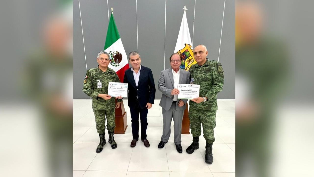 El gobernador y el secretario de Salud entregaron la certificación. (Fotografía: Cortesía)