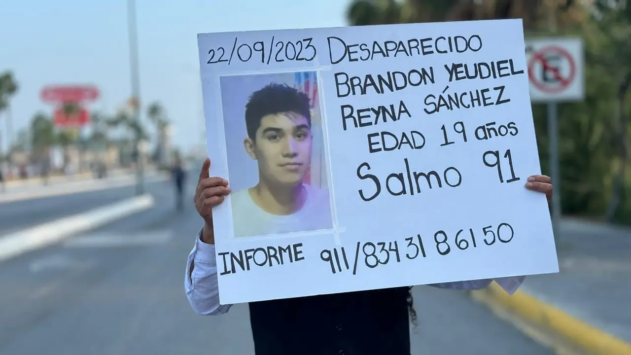 En vehículos particulares, con cartulinas en mano y exigiendo se localice al joven, esta mañana familiares y amigos bloquearon el Bulevar Tamaulipas a la altura de la Calle Eduardo Pérez. Foto: Osberto Vera.