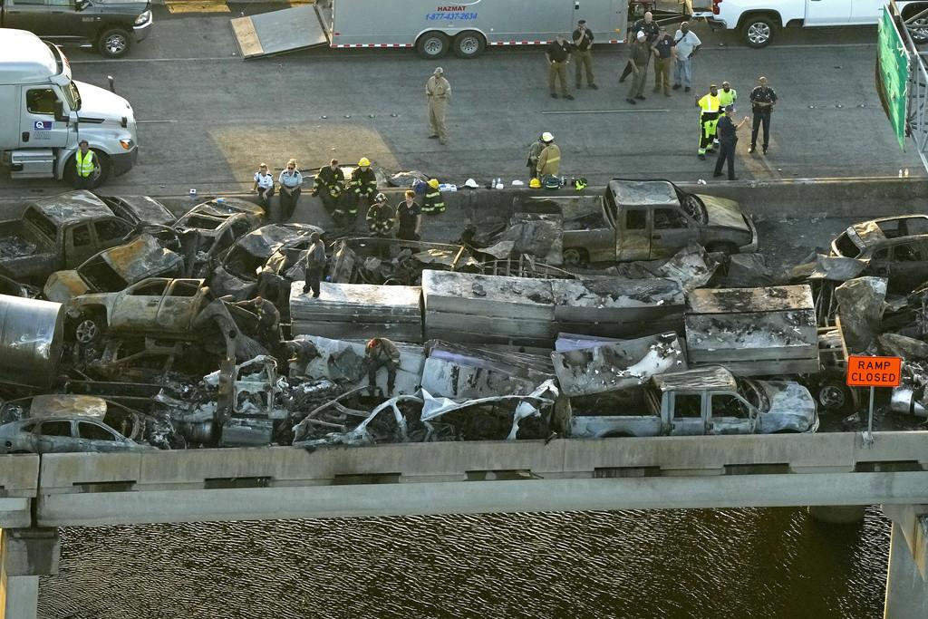 El choque múltiple en la carretera cerca de Manchac, Luisiana, el 23 de octubre de 2023. (Foto AP/Gerald Herbert)