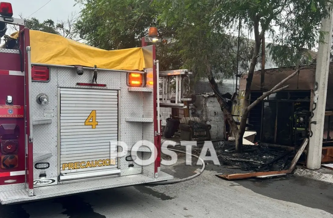Elementos de Fuerza Civil y Bomberos de Nuevo León, descartaron personas atrapadas o heridas, solo daños materiales, que acabaron con muebles, ropa y electrodomésticos. Foto: Raymundo Elizalde.