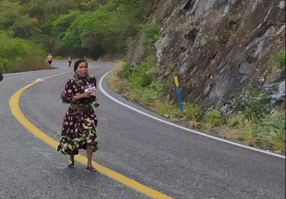 Isadora Rodríguez González, perteneciente a la comunidad rarámuri de la Sierra Tarahumara, se coronó campeona del Maratón Jebla 2023 . FOTO.  Twitter