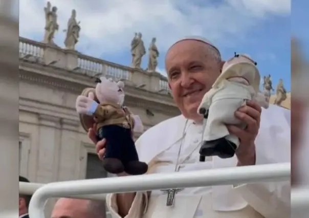 Papa Francisco recibe peluches del Dr. Simi en la Plaza de San Pedro