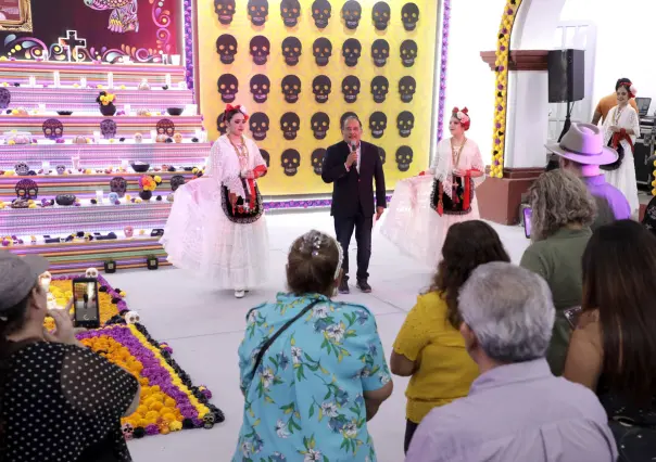 Inaugura Andrés Mijes altar y exposición por el Día de Muertos en Escobedo