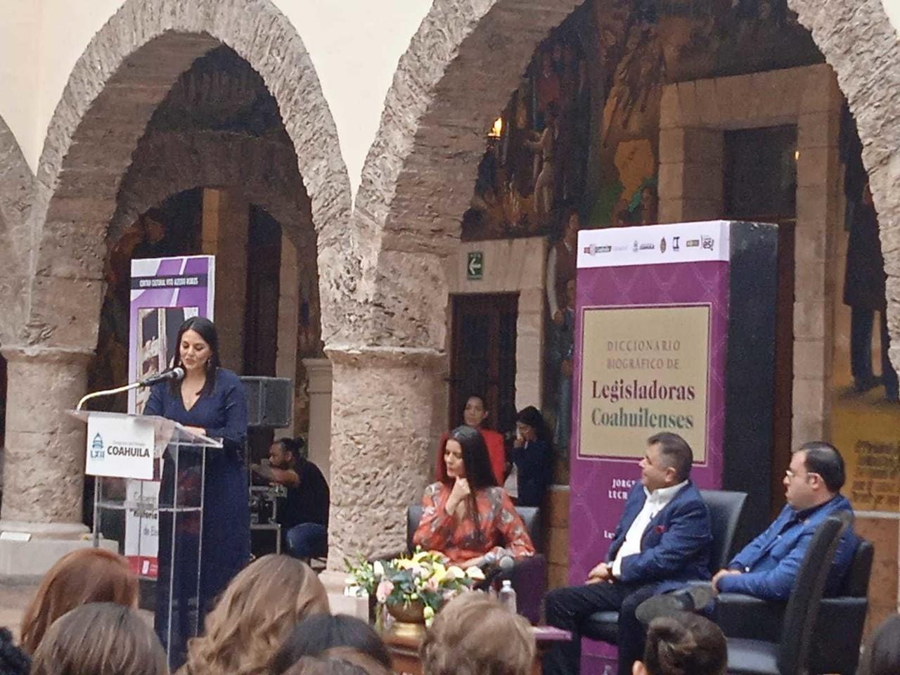 Este libro incluye las biografías de las mujeres que han sido diputadas locales, federales y senadoras por nuestro estado. (Fotografías: Claudia Almaraz)