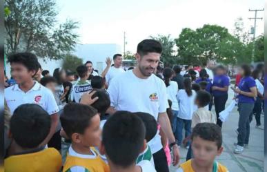 Convive Oribe Peralta y leyendas del Santos con niños del DIF Gómez Palacio