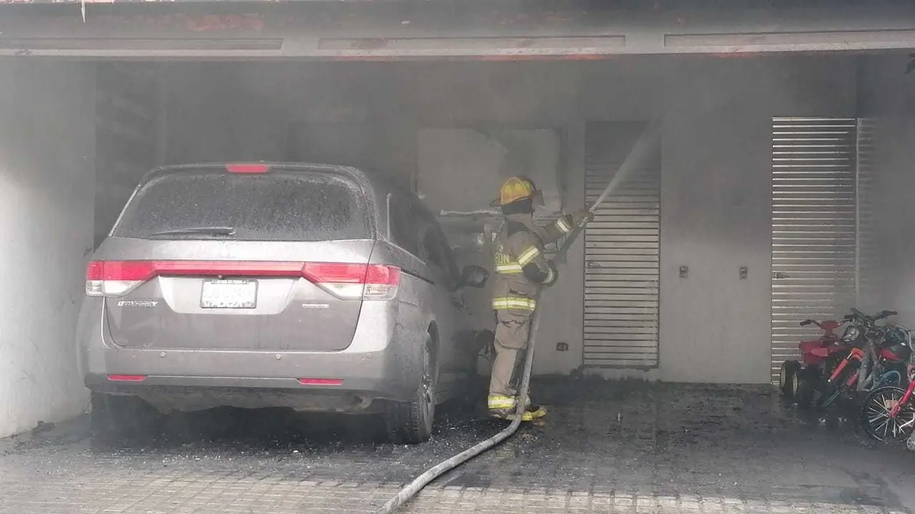 Se incendia vehículo en cochera de una casa en colonia La Muralla en San Pedro